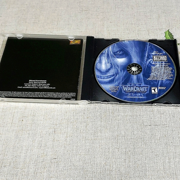 PC WarCraft Boxed Frozen Throne Expansion Set w/ Strategy Guide Bundle - Picture 2 of 4